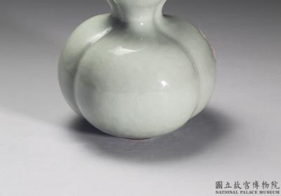 图片[2]-Gourd-shaped vase with three-neck body in pale green glaze, Qing dynasty, Qianlong reign (1736-1795)-China Archive